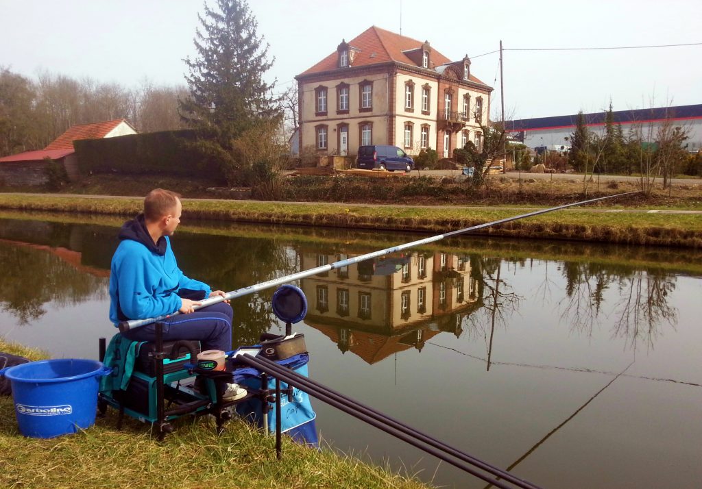 Canne Garbolino Diamant en action en canal pêche brème printemps