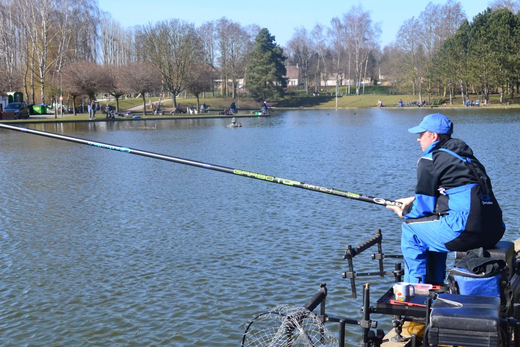 Krystof Huts lors de sa première prise en main de la Garbotop Match canne pêche au coup ultra légère light poissons blancs