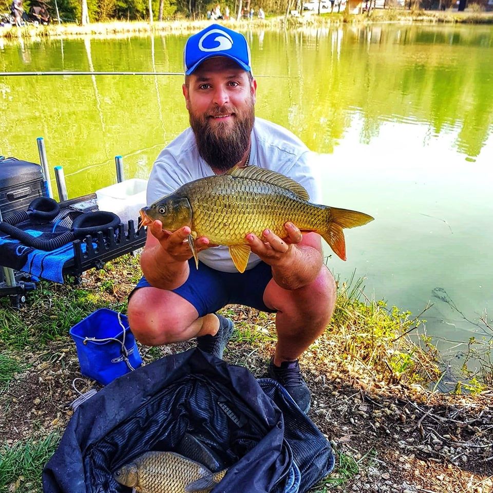 Matériel De Pêche à La Carpe Au Bord D'une Rivière