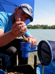 Amorcer avec sa coupelle pour la pêche au coup