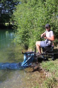 Pêche au pellet waggler à l'anglaise en surface à la grande canne